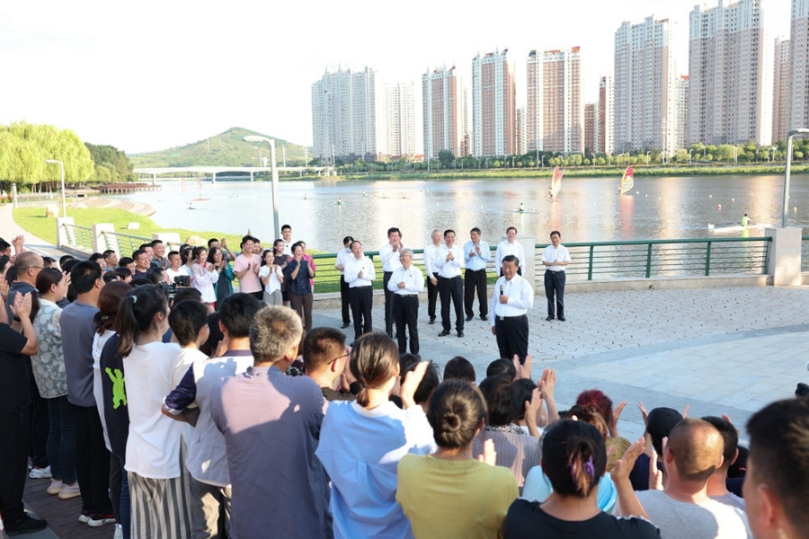 2022年8月16日，習(xí)近平在遼寧錦州東湖森林公園察看小凌河沿岸生態(tài)環(huán)境時(shí)，同正在休閑、進(jìn)行文化活動(dòng)的群眾親切交流。
