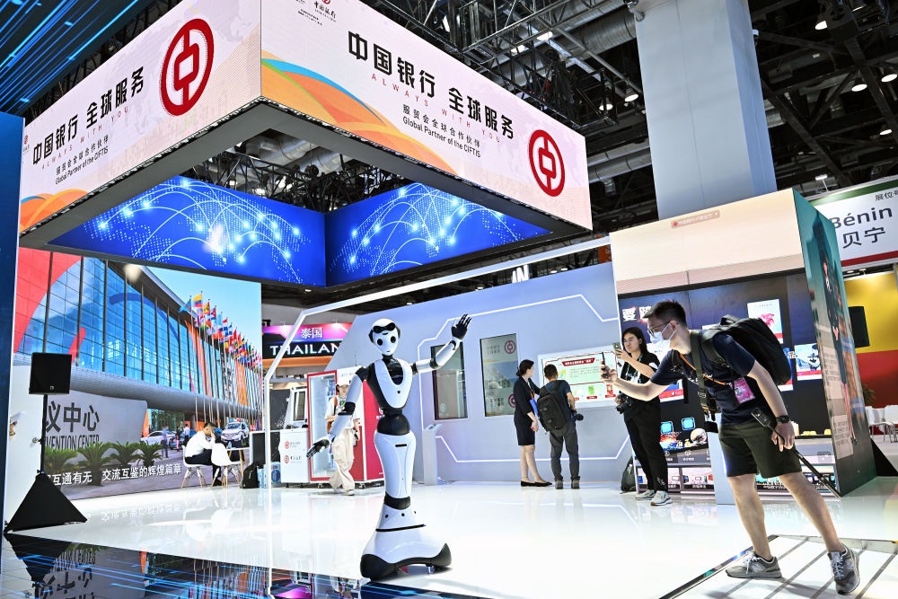 9月1日，媒體記者在國家會議中心中國銀行展臺拍攝一款迎賓接待機(jī)器人。新華社記者 李鑫 攝