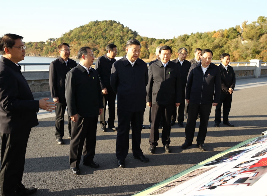 2020年11月12日，習(xí)近平在江蘇南通五山地區(qū)濱江片區(qū)，沿江邊步行察看濱江生態(tài)環(huán)境。