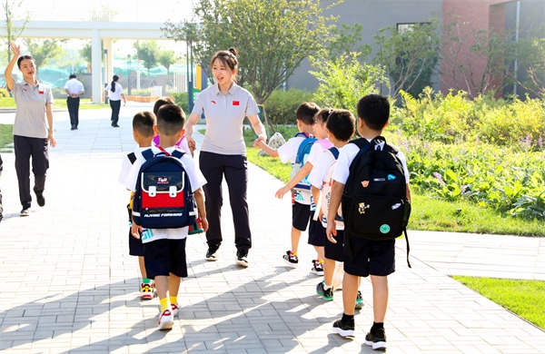 8月30日，雄安史家胡同小學(xué)學(xué)生體驗(yàn)學(xué)校生活。老師帶學(xué)生進(jìn)教室。