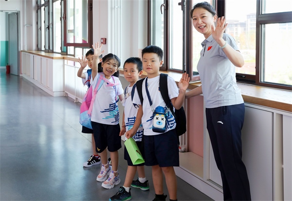 8月30日，雄安史家胡同小學(xué)學(xué)生體驗(yàn)學(xué)校生活。老師帶學(xué)生進(jìn)教室。