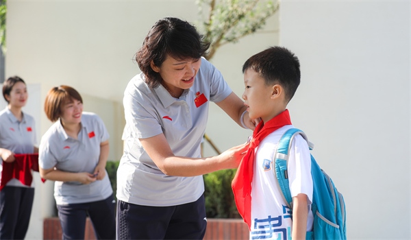 8月30日，雄安史家胡同小學(xué)學(xué)生體驗(yàn)學(xué)校生活。老師為學(xué)生佩戴?；铡? /></p> <p style=