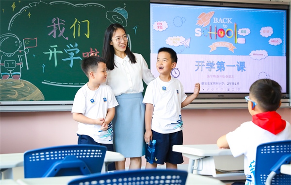 8月30日，雄安史家胡同小學(xué)學(xué)生體驗(yàn)學(xué)校生活。