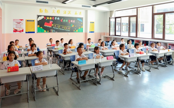 8月30日，雄安史家胡同小學(xué)學(xué)生體驗(yàn)學(xué)校生活。