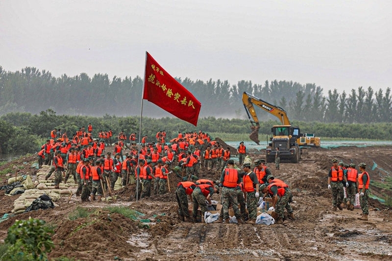 △2023年8月2日，中部戰(zhàn)區(qū)陸軍第82集團軍“鐵軍旅”官兵在河北省高碑店市白溝河任務(wù)區(qū)加固岸堤。