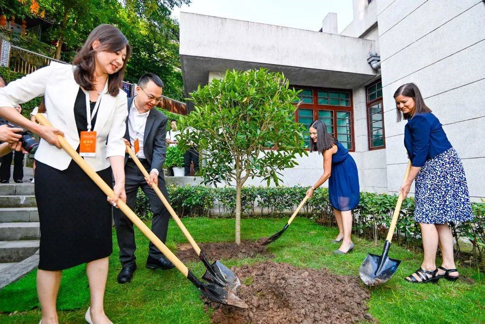 2023年8月8日，重慶史迪威博物館，史迪威將軍后代和朱德同志后代共植友誼樹。