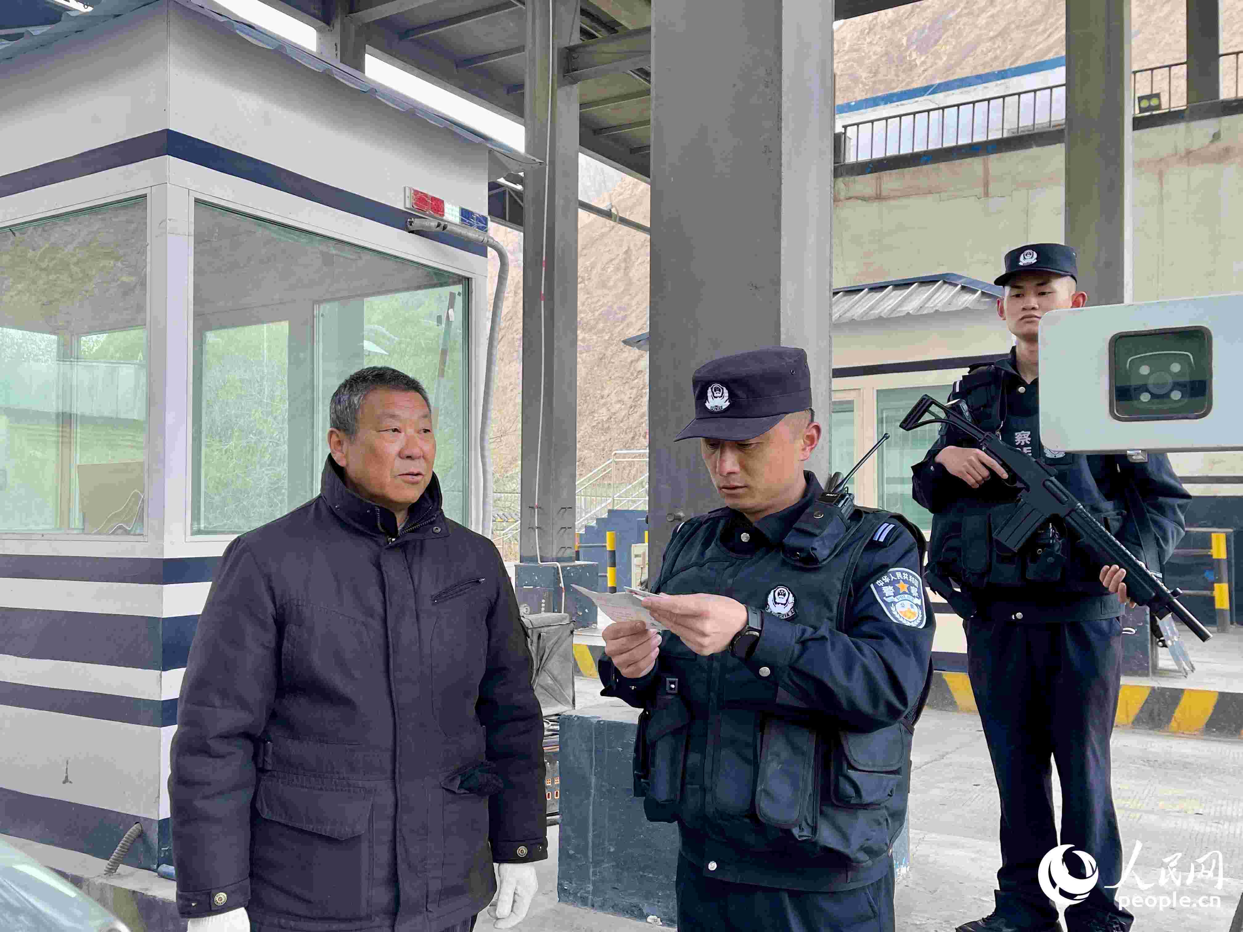 2023年5月10日，在庫(kù)地邊境檢查站，陳暢核對(duì)進(jìn)出邊境管理區(qū)人員信息。人民網(wǎng) 周靜圓攝