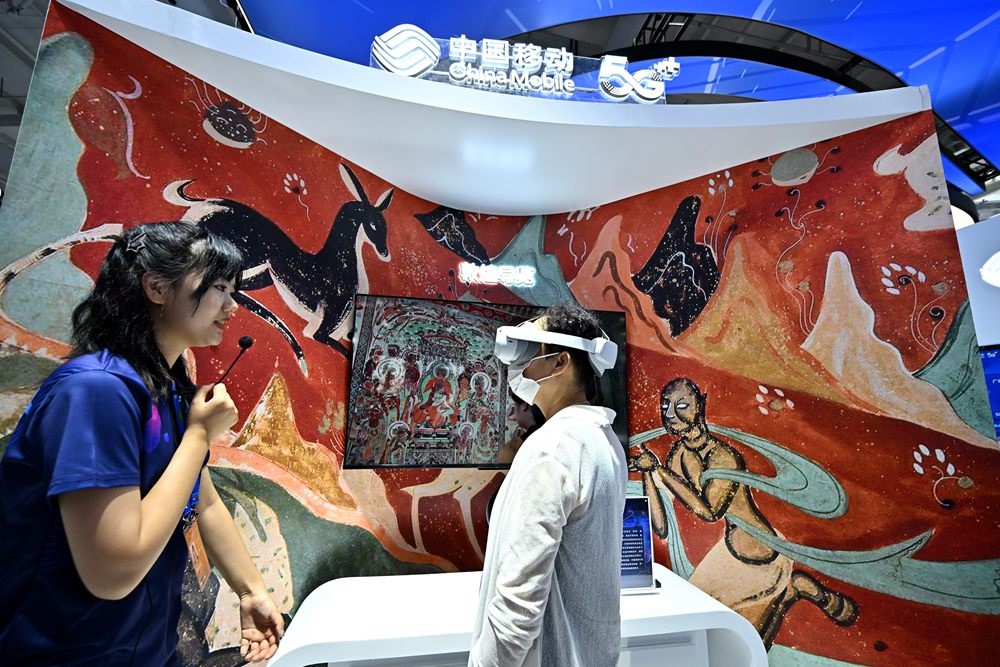 9月3日，一名參觀者在首鋼園中國(guó)移動(dòng)展臺(tái)體驗(yàn)基于AR/VR特效的敦煌導(dǎo)覽，沉浸式感受敦煌壁畫(huà)的魅力。新華社記者 李鑫 攝