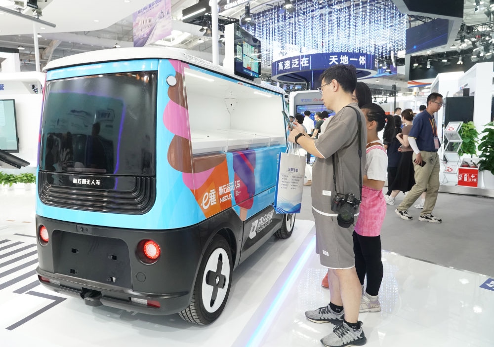 這是9月3日在首鋼園拍攝的一款無(wú)人車(chē)。新華社記者 任超 攝