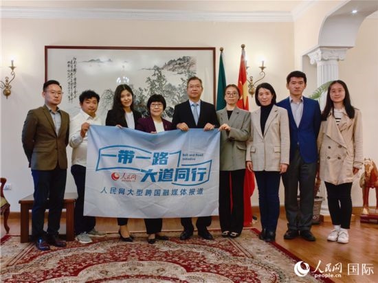 胡長(zhǎng)春大使、駐非盟使團(tuán)工作人員與人民網(wǎng)記者合影。