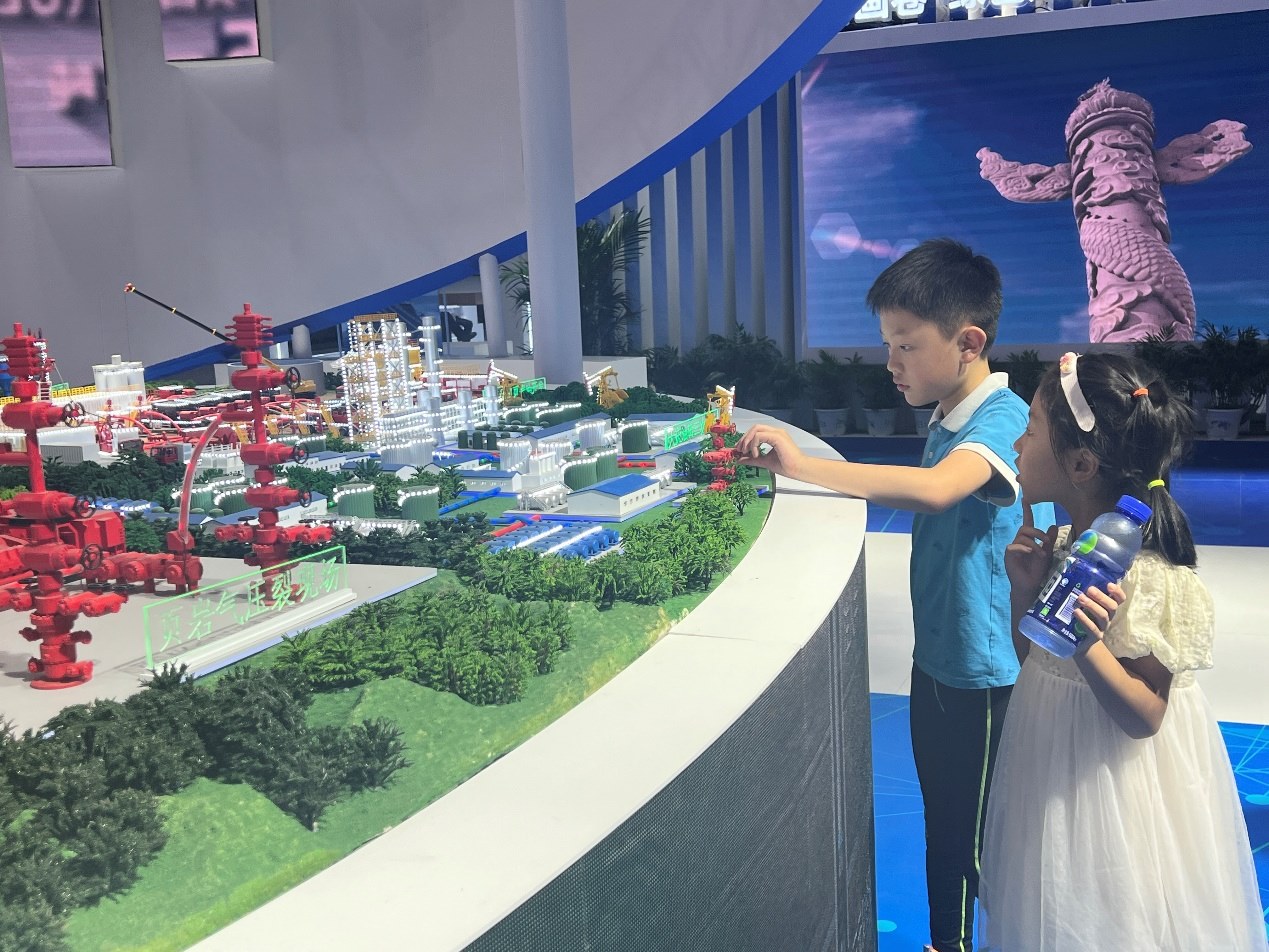小朋友正在觀看展覽模型。人民網(wǎng) 歐陽(yáng)易佳攝