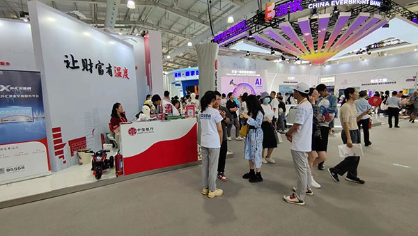 在銀行展臺，“溫度”成為了高頻詞匯。人民網(wǎng)記者 李彤?dāng)z