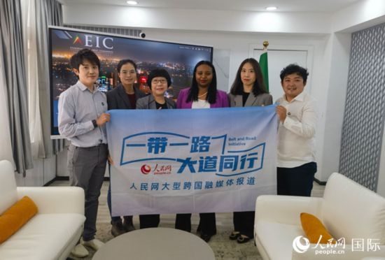 萊利斯（右三）、埃塞投資委中國投資顧問萬巧云（左二）與人民網記者合影。