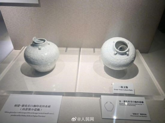 福建德化窯白釉印花四系罐（左）。人民網(wǎng)記者 李娜攝
