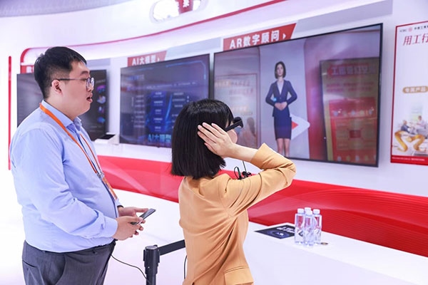 在工商銀行展臺，數(shù)字員工“工曉伴”與觀展游客互動。受訪者供圖