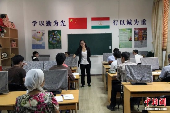 2014年，塔吉克斯坦國立民族大學的孔子學院內(nèi)，教師正在為塔吉克斯坦學生授課。田冰 攝