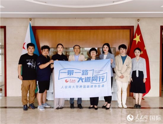 胡斌大使（左四）、使館工作人員與人民網(wǎng)監(jiān)事會主席唐維紅（右四）一行合影。