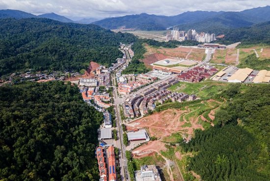 磨憨口岸俯瞰，右前方高層白色建筑群為老撾境內(nèi)。人民網(wǎng)記者 符皓攝