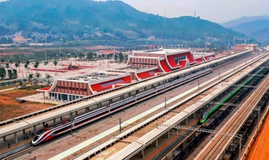 對(duì)向行駛的國(guó)際客運(yùn)列車“復(fù)興號(hào)”和“瀾滄號(hào)”在磨憨站交匯。楊紫軒攝
