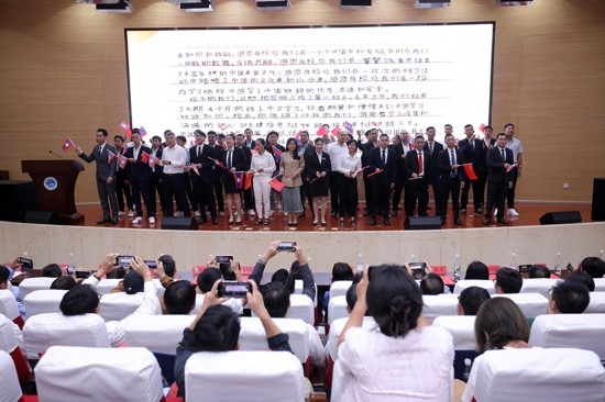 7月31日，昆明鐵道職業(yè)技術(shù)學(xué)院舉行援老撾鐵道職業(yè)技術(shù)學(xué)院項(xiàng)目教育能力建設(shè)教師培養(yǎng)班結(jié)業(yè)典禮。昆明鐵道職業(yè)技術(shù)學(xué)院供圖