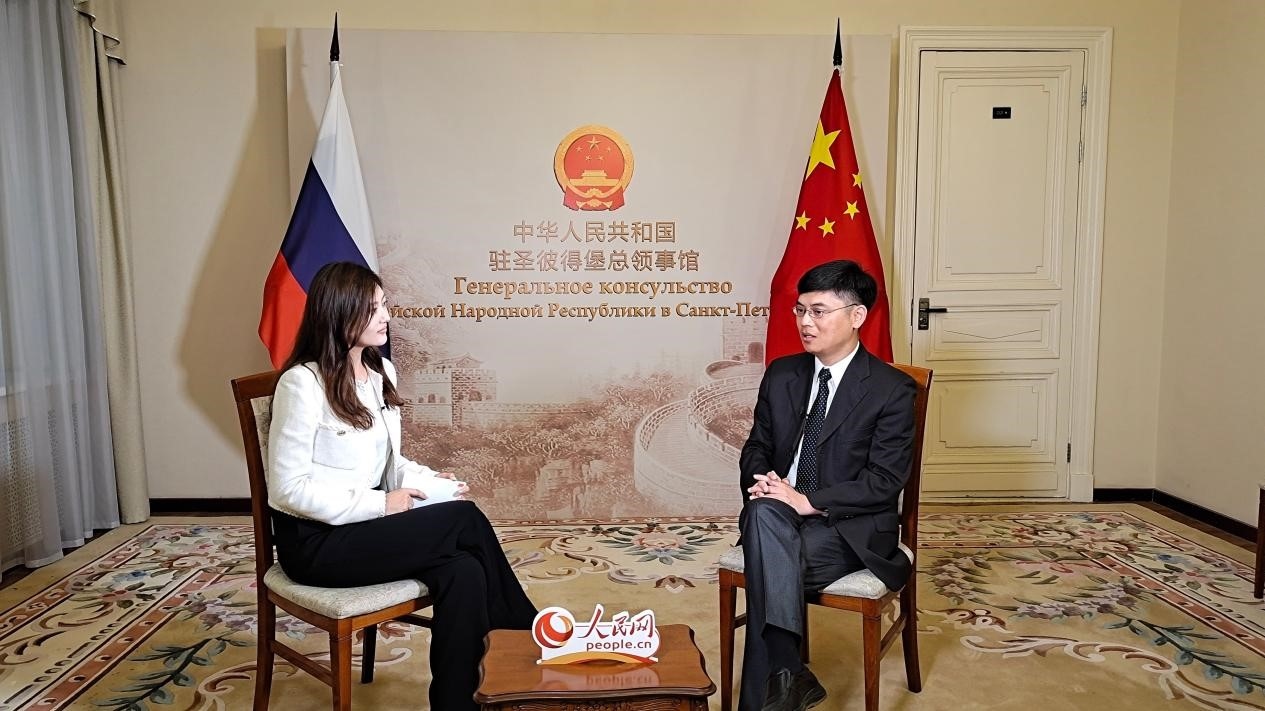 中國駐圣彼得堡副總領(lǐng)事張曉慶（右）接受人民網(wǎng)記者申佳平采訪。人民網(wǎng)記者 劉凡攝