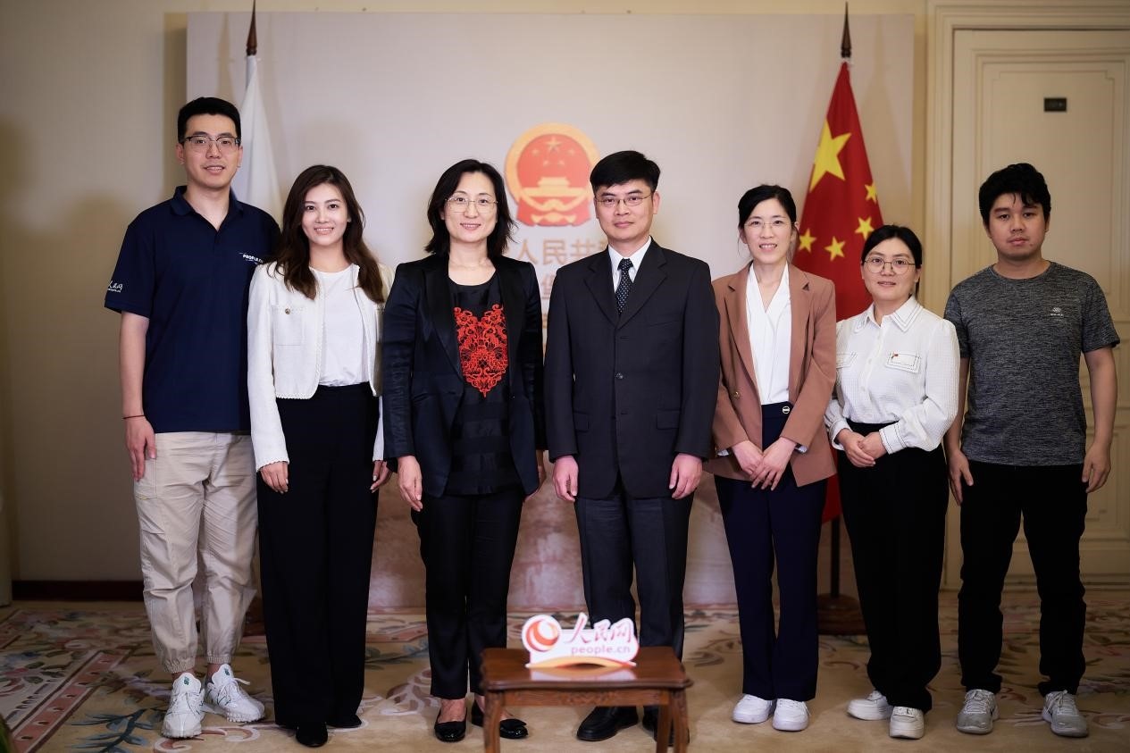 中國駐圣彼得堡副總領(lǐng)事張曉慶（左四）與人民網(wǎng)記者合影。