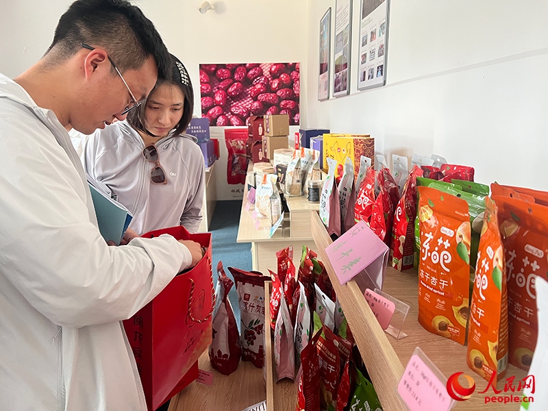 消費者在選購產(chǎn)品。人民網(wǎng)記者 常雪梅攝