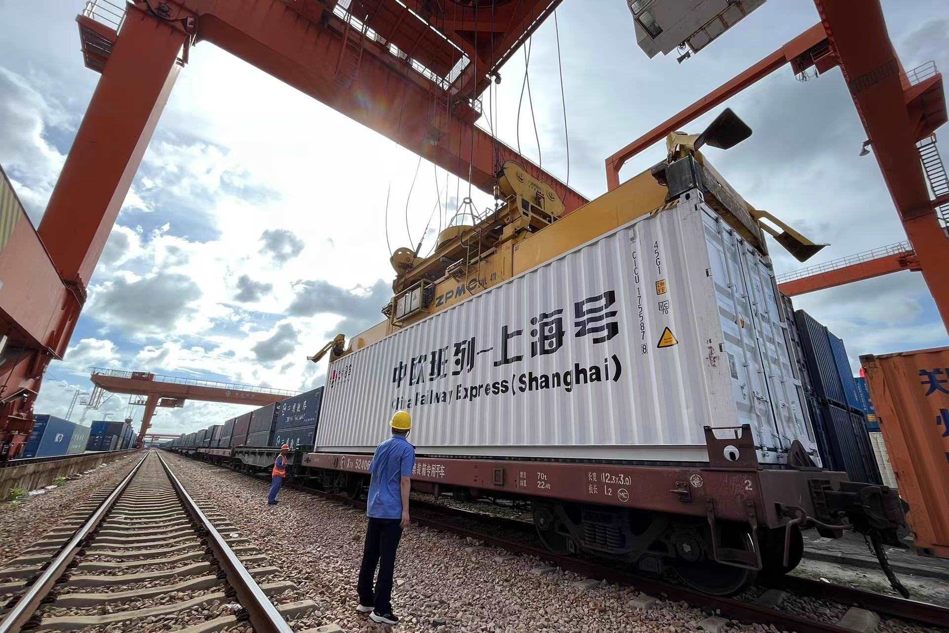 鐵路上海貨運中心閔行站貨場內，吊機在貨運員的監(jiān)裝下進行裝車落箱作業(yè)。人民網(wǎng) 皇甫萬里攝