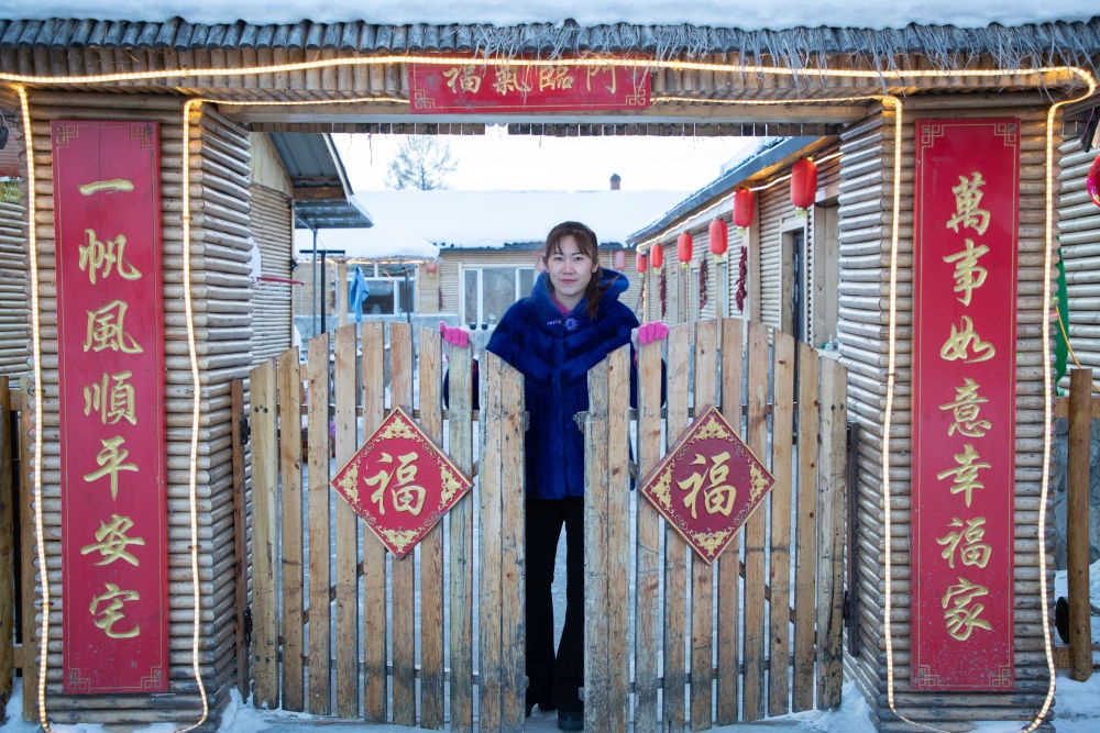 北極村民宿經(jīng)營者史瑞娟在門前迎候入住的游客（2023年1月7日攝）。