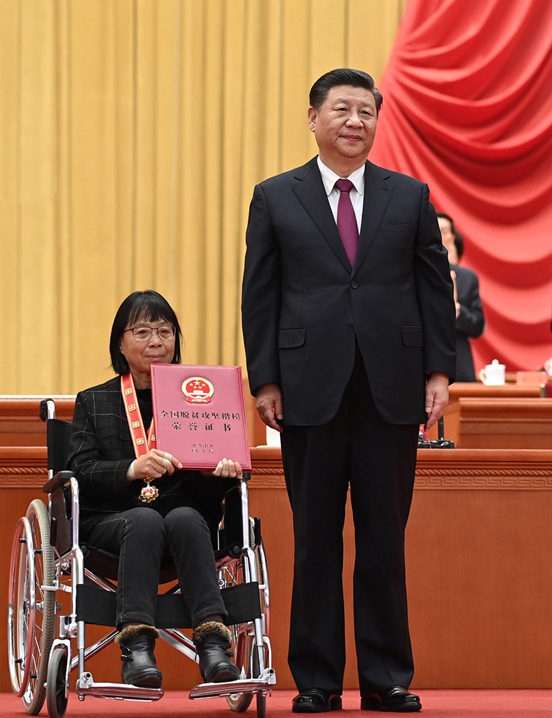 2021年2月25日，全國(guó)脫貧攻堅(jiān)總結(jié)表彰大會(huì)在北京人民大會(huì)堂隆重舉行。習(xí)近平為全國(guó)脫貧攻堅(jiān)楷模榮譽(yù)稱號(hào)獲得者張桂梅頒獎(jiǎng)。