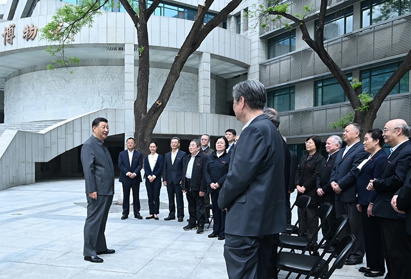 2022年4月25日，習(xí)近平總書記來(lái)到中國(guó)人民大學(xué)考察調(diào)研，在博物館門前廣場(chǎng)上，同老教授、老專家和中青年骨干教師代表親切交談。