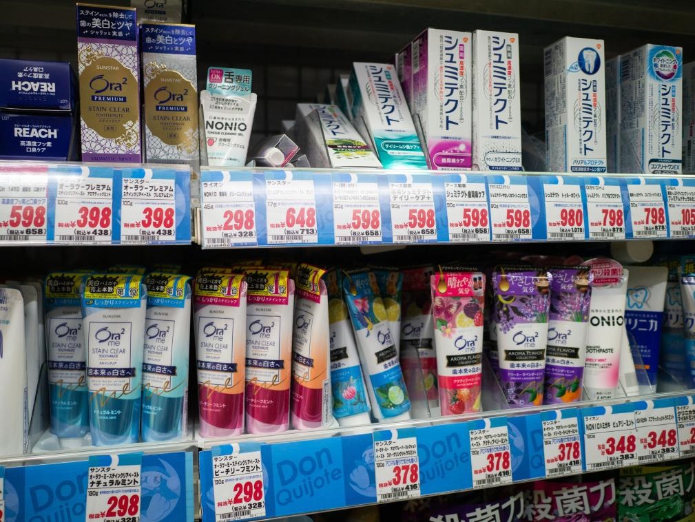 這是8月16日在日本東京新宿一商場拍攝的貨架。新華社記者張笑宇攝