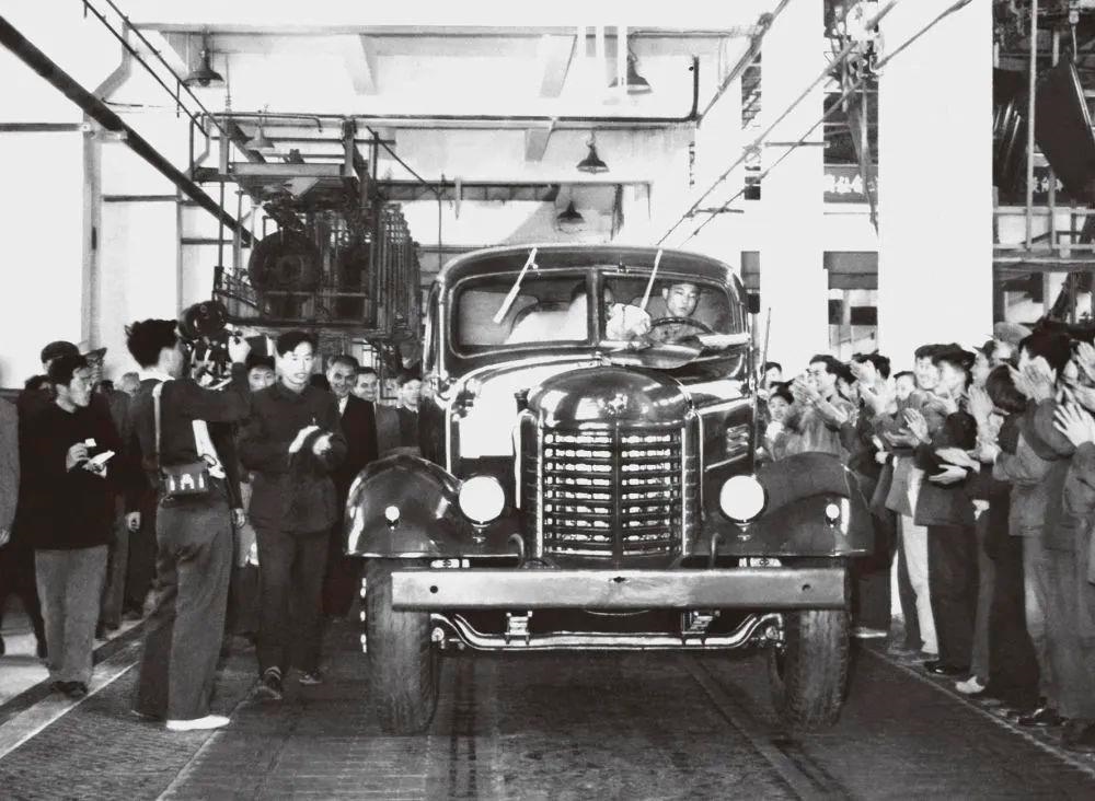 △1956年7月13日，第一輛解放牌汽車(chē)駛下裝配線。