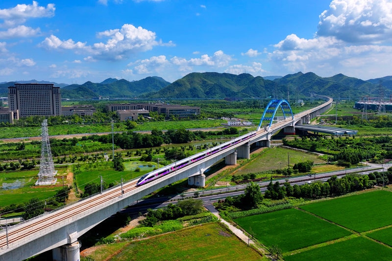 復(fù)興號(hào)亞運(yùn)智能動(dòng)車組列車。上海鐵路局融媒體中心供圖