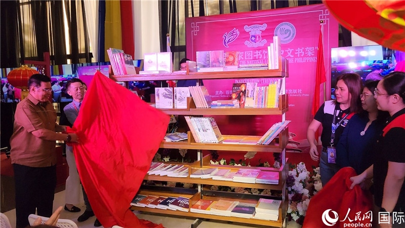 圖為北京語言大學(xué)出版社向菲律賓國家圖書館捐贈(zèng)圖書200余冊。人民網(wǎng)記者樊帆攝
