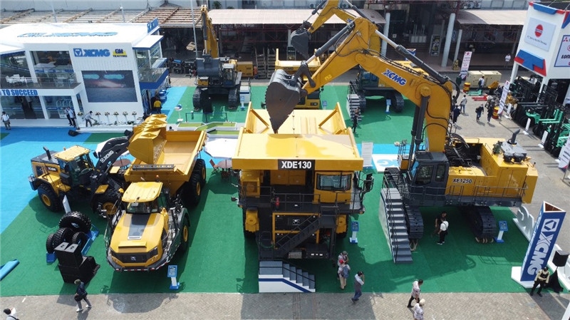 徐工集團(tuán)展出的125噸礦用挖掘機(jī)與130噸電傳動(dòng)礦卡。石偉攝影