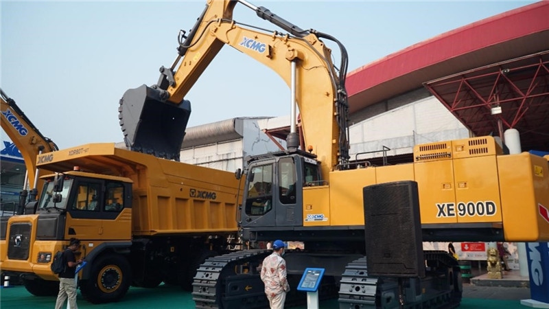 徐工集團(tuán)展出的90噸礦用挖掘機(jī)與80噸自卸車。石偉攝影