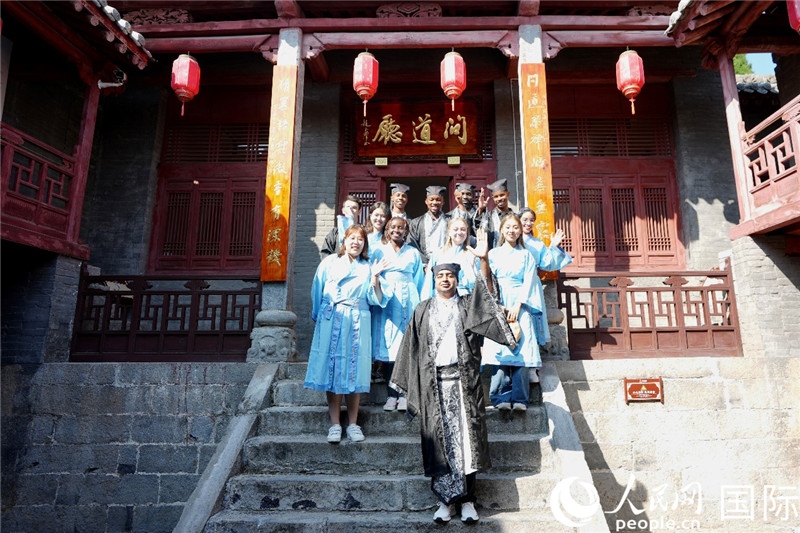 圖為選手們?cè)诤?huì)書(shū)院內(nèi)合影留念。人民網(wǎng) 盧鵬宇攝