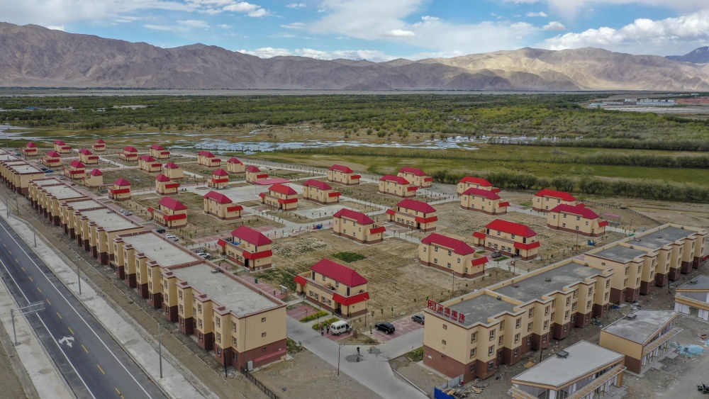 這是由深圳援疆修建的新疆塔什庫爾干塔吉克自治縣一處安置小區(qū)（2019年7月9日攝，無人機照片）。新華社記者 胡虎虎 攝