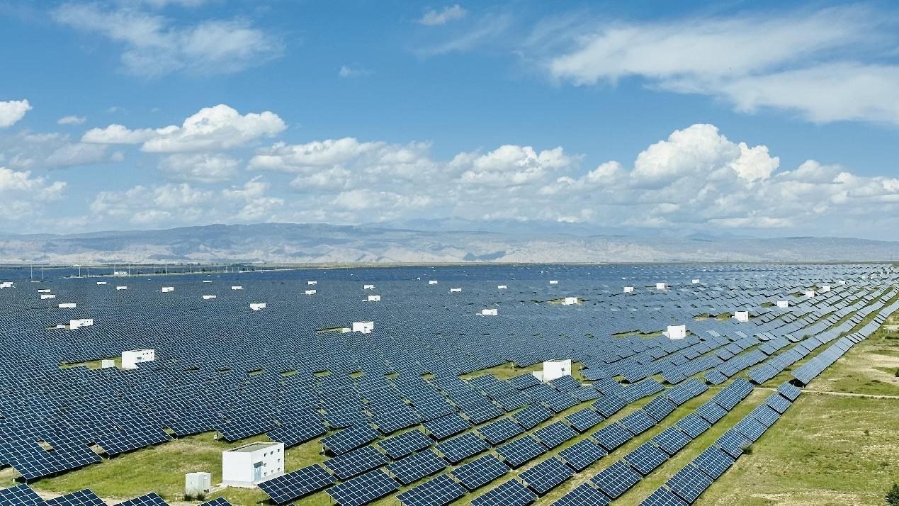遠(yuǎn)眺青海省海南州光伏發(fā)電園區(qū)。人民網(wǎng) 劉沛然攝