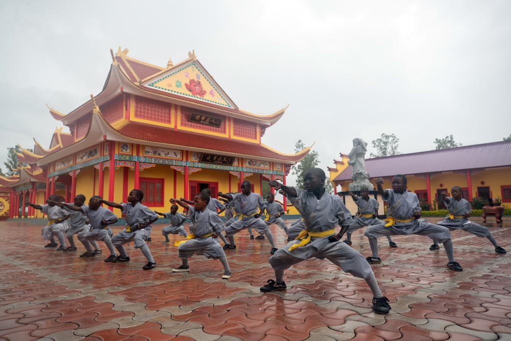1月21日，在位于贊比亞首都盧薩卡市郊區(qū)的少林寺文化中心，學(xué)員練習(xí)中國功夫。
