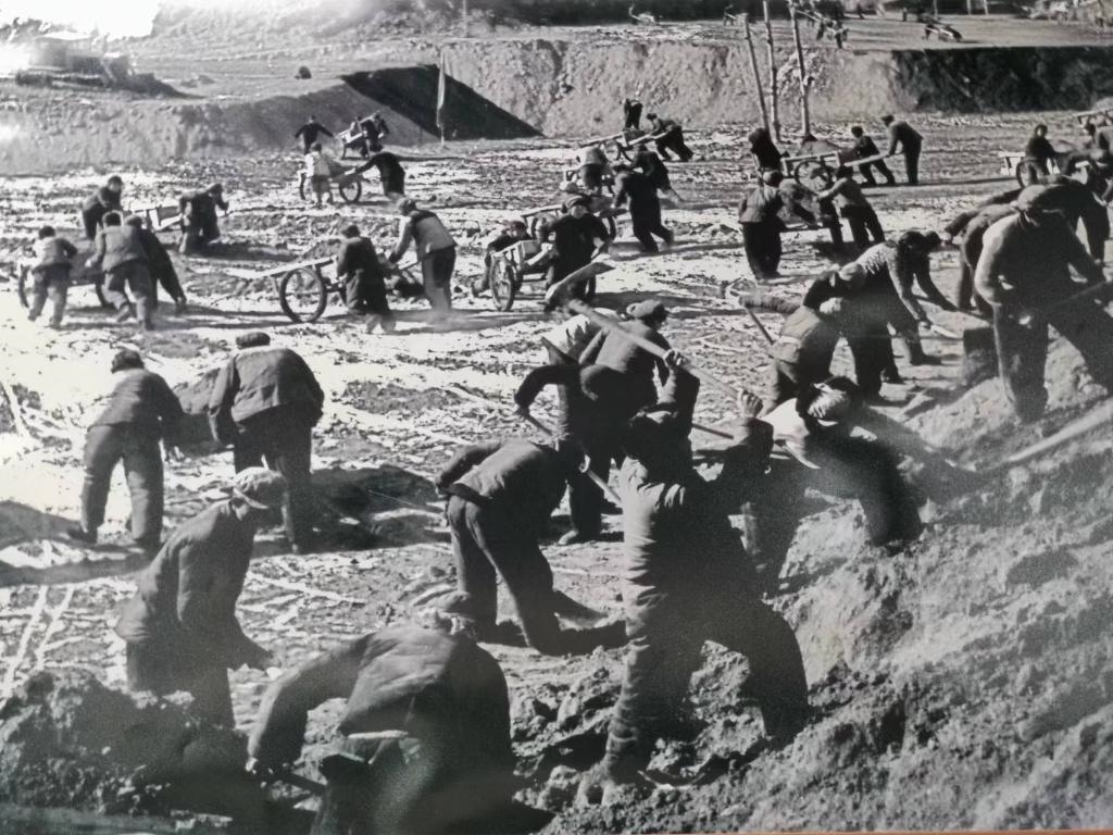 20世紀70年代，高西溝人治理水土流失場景。（資料圖片）