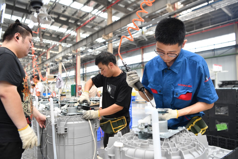 2023年7月20日，工人在位于西安國際港務區(qū)的陜西康佳智能家電有限公司生產車間工作。 新華社記者 張博文 攝