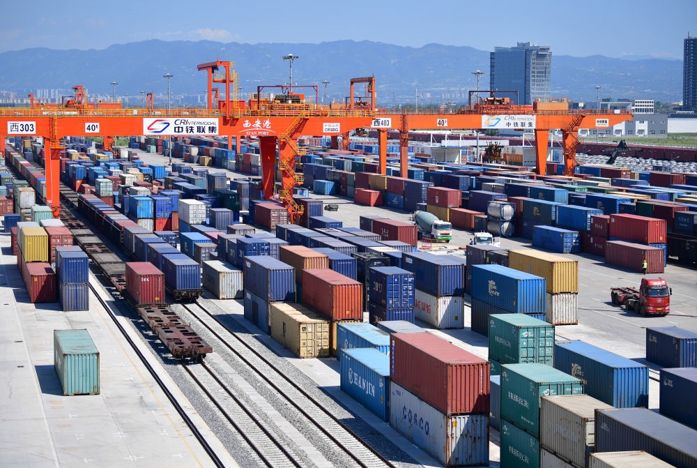 長安號中歐班列在西安新筑車站內裝卸集裝箱（2019年8月15日攝）。新華社記者 邵瑞 攝