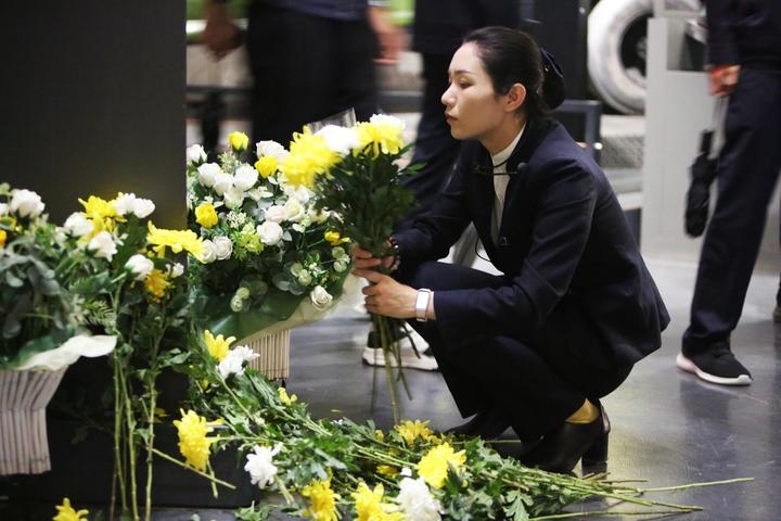 9月18日，工作人員在侵華日軍第七三一部隊(duì)罪證陳列館整理花束。新華社記者 石楓 攝