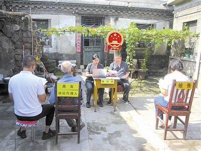 圖②：法庭在農(nóng)家小院開展巡回審判。