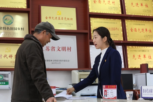 李敏在雙蕩村便民服務大廳接待前來辦理業(yè)務的村民。受訪者供圖