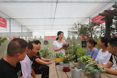 李敏向村民講授花木直播經(jīng)驗。受訪者供圖