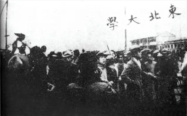 △東北大學學生走在一二·九請愿游行隊伍最前列。