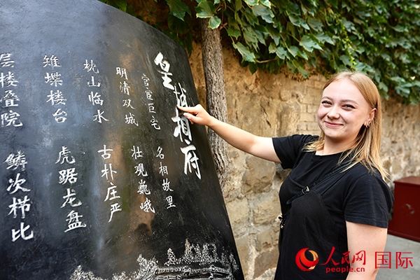 選手金雪花（波蘭）在古堡內(nèi)留影。人民網(wǎng) 盧鵬宇攝